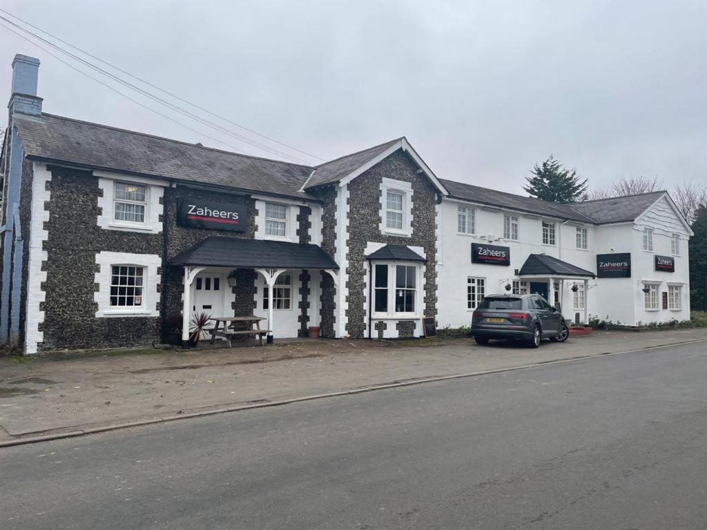 Zaheer'S Hotel Baldock Exterior photo